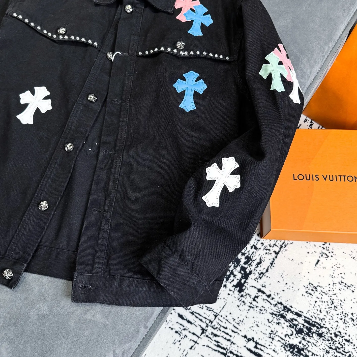 P280 Chrome Hearts Chrome Hearts heavy-duty denim jacket with rivets and multiple farts. The same model as the Internet celebrity star. The cross-printed denim jacket has a unique cross design element and is full of design. It is made of 100% denim cotton fabric with heavy coarse yarn count, which ensures a stiff and tough silhouette while being soft, comfortable and breathable. The lapel is designed with silver buttons and is full of texture. The classic white cross logo is all over the dress, making it a perfect versatile style for spring and summer! The original loose version is made of high-quality pure cotton fabrics. The fabric pattern is high-definition and delicate without burrs. It is comfortable and breathable to wear. All the buttons are molded and customized. It is casual and fashionable and can be matched with any bottoms. It can be windproof and sunproof in spring and summer. It can be worn outside in autumn and winter! Easily concave shape makes you look slimmer and taller, perfect for both men and women! Color: Black Size: S M L XL